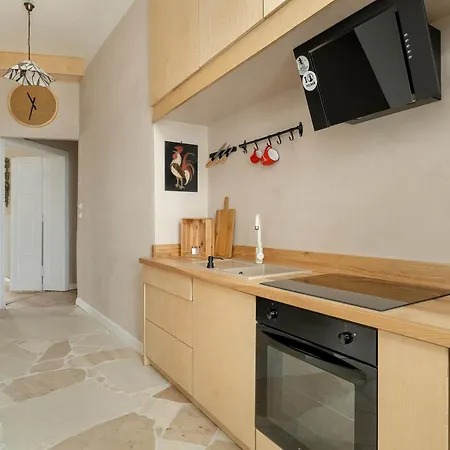 Spacious Family With Balcony Near Mtp By Renters شقة